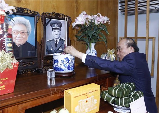 Президент Нгуен Суан Фук почтил память покоиных партииных и государственных деятелеи hinh anh 3
