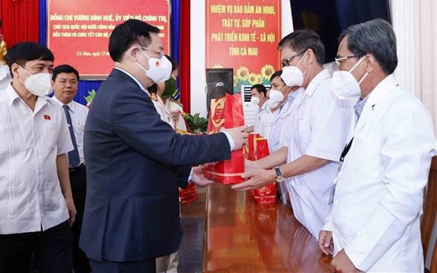 Председатель Национального собрания Выонг Динь Хюэ поздравил с Новым годом милицию и медиков в Камау hinh anh 1