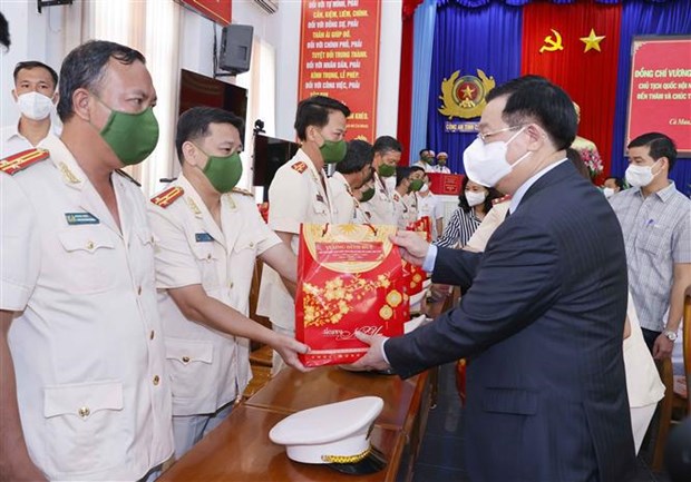 Председатель Национального собрания Выонг Динь Хюэ поздравил с Новым годом милицию и медиков в Камау hinh anh 2