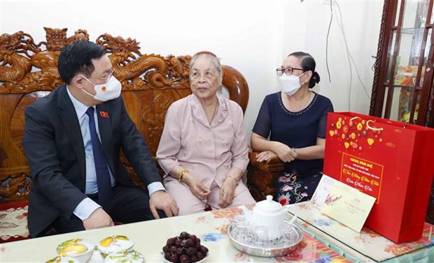 Председатель Национального собрания Выонг Динь Хюэ поздравил с Новым годом милицию и медиков в Камау hinh anh 3
