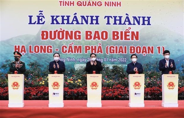 Премьер-министр принял участие в открытии крупных транспортных проектов в Куангнине hinh anh 1