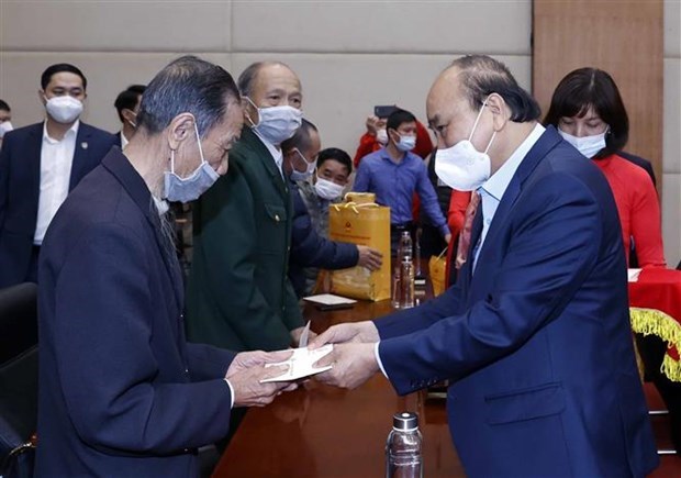 Президент государства вручает подарки на Тэт малоимущим жителям Хаифона hinh anh 2