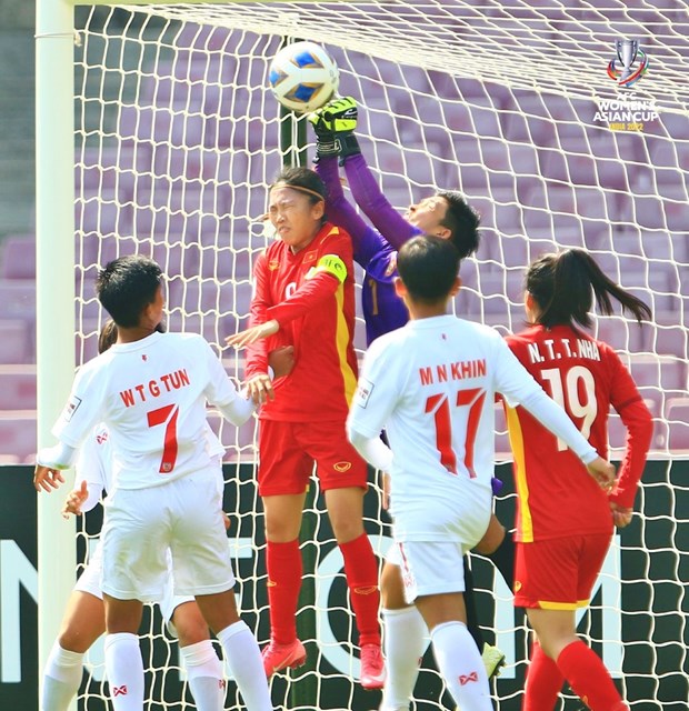 Женская сборная Вьетнама с трудом вырвала билет в четвертьфинал Кубка Азии 2022 года у Мьянмы hinh anh 1