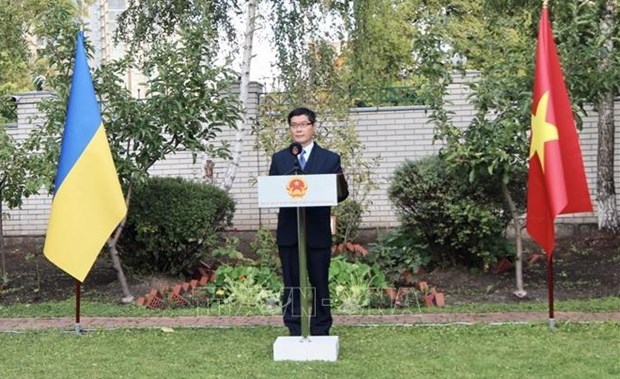 Посольство поддерживает внимание к вьетнамцам на Украине hinh anh 2