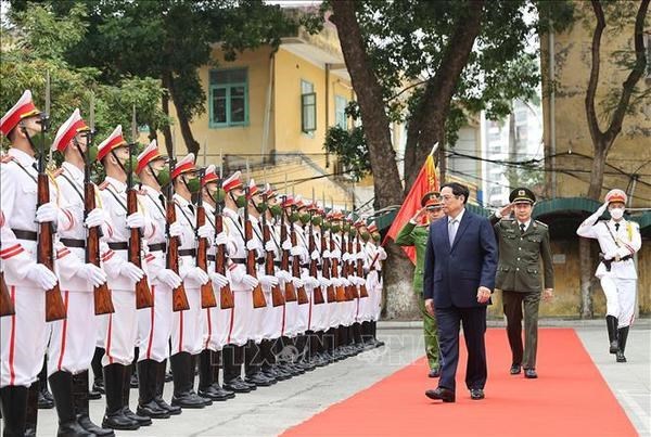 Премьер-министр Фам Минь Тьинь поздравил силы народнои общественнои безопасности с Новым годом hinh anh 1