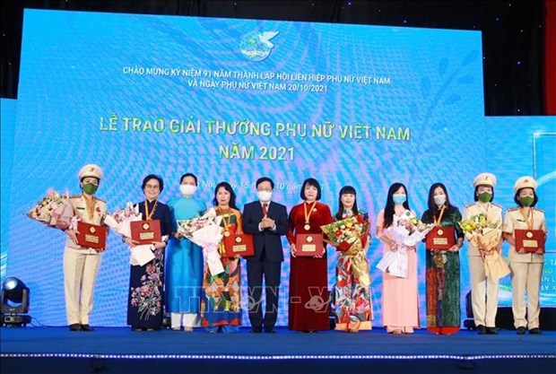 Вьетнамские женщины и устремление подняться в новую эпоху hinh anh 1