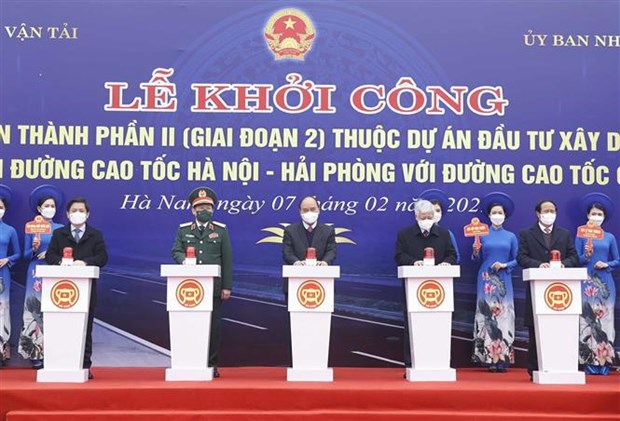 Президент принял участие в церемонии начала строительства трассы, соединяющеи две магистрали hinh anh 1