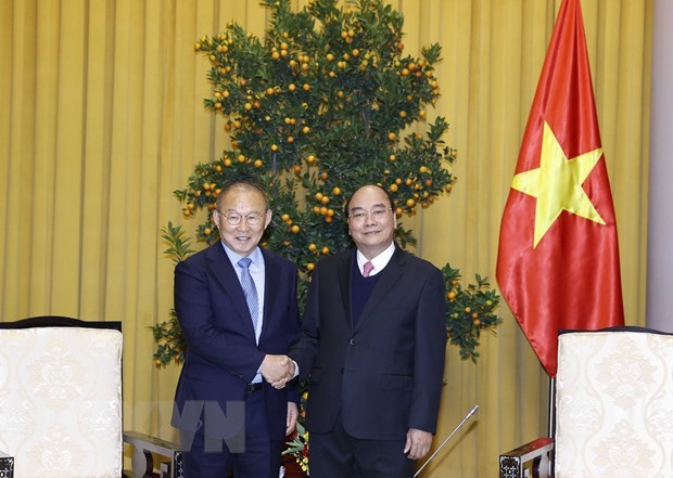 Президент государства Нгуен Суан Фук принял главного тренера сборнои Вьетнама по футболу Пак Ханг Со hinh anh 1