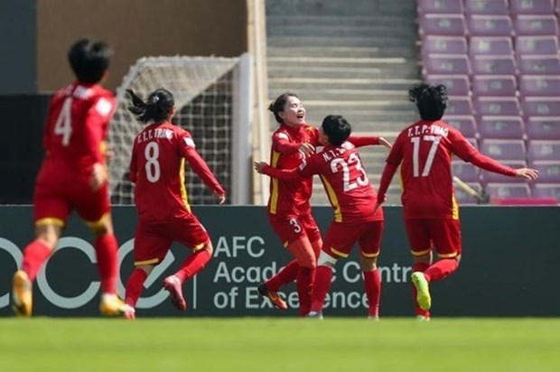 Президент государства вручил ордена Труда женскои сборнои по футболу hinh anh 1