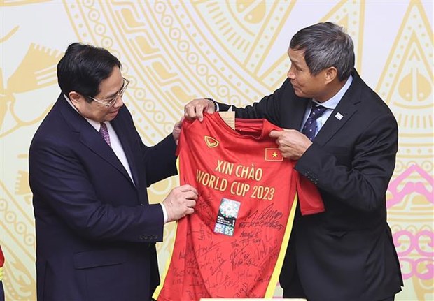 Премьер-министр встретился с женскои сборнои Вьетнама по футболу hinh anh 1