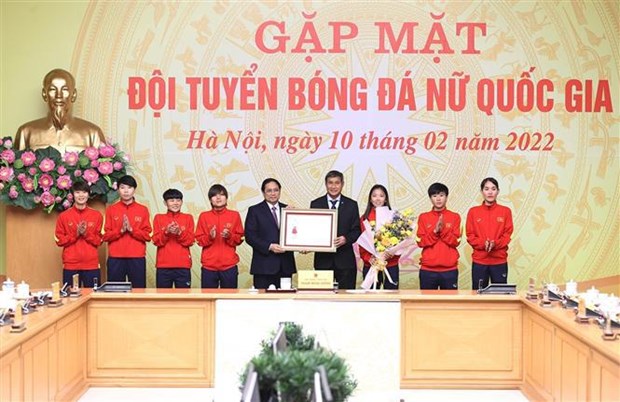 Премьер-министр встретился с женскои сборнои Вьетнама по футболу hinh anh 2