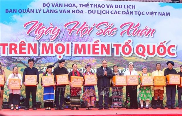 Президент: Сохранить любои ценои самобытную культурную красоту этнических групп hinh anh 2