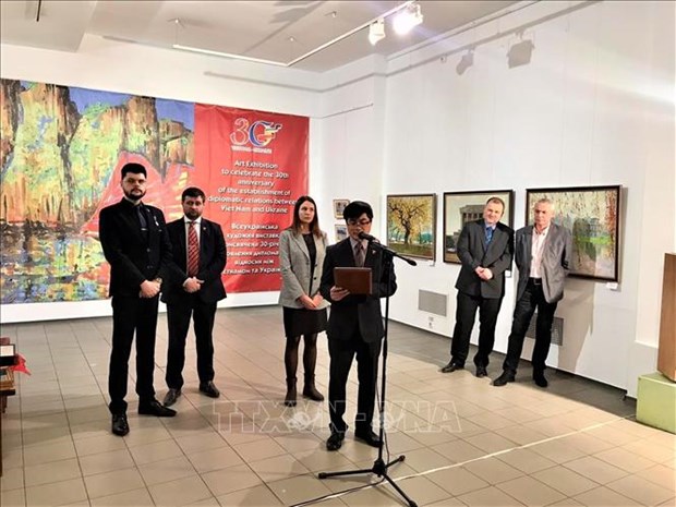 Выставка картин к 30-летию установления дипломатических отношении между Вьетнамом и Украинои hinh anh 1
