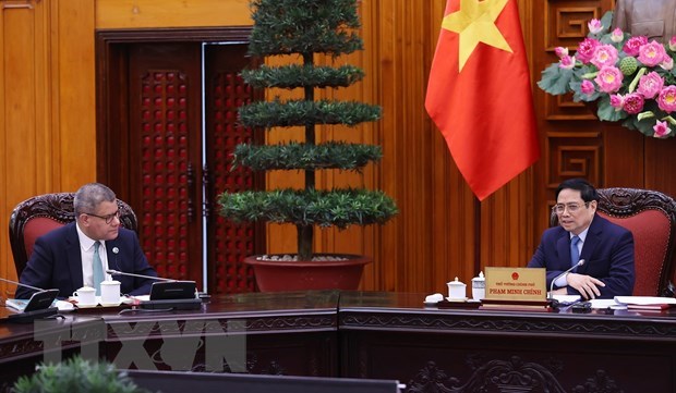 Премьер-министр Фам Минь Тьинь принял президента COP26 hinh anh 1
