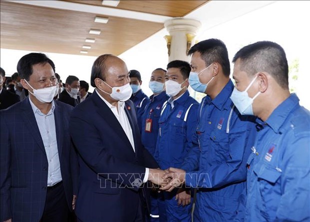 Президент государства вручил подарки работникам нефтеперерабатывающего завода Биньшон hinh anh 1