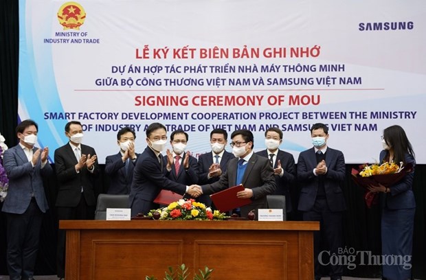 Министерство промышленности и торговли и Samsung Vietnam подписали соглашение о сотрудничестве по развитию Smart Factory hinh anh 2