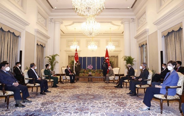 Президент Нгуен Суан Фук встретился с президентом Сингапура hinh anh 1