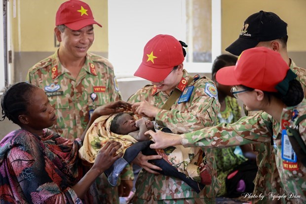 Вьетнамские врачи-«голубые береты» помогают повысить осведомленность женщин Южного Судана о медицинском обслуживании hinh anh 1