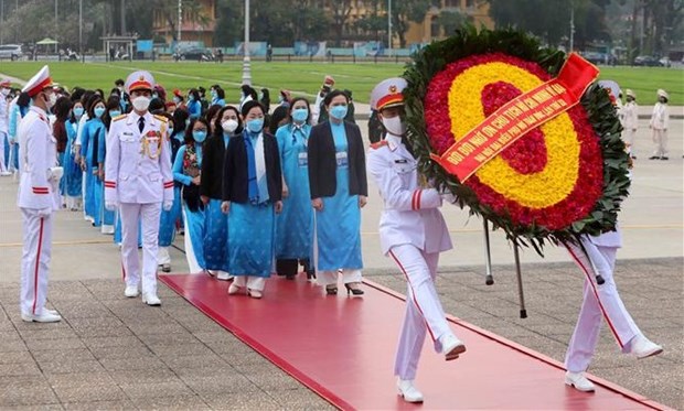 Делегаты Конгресса женщин почтили память президента Хо Ши Мина hinh anh 1