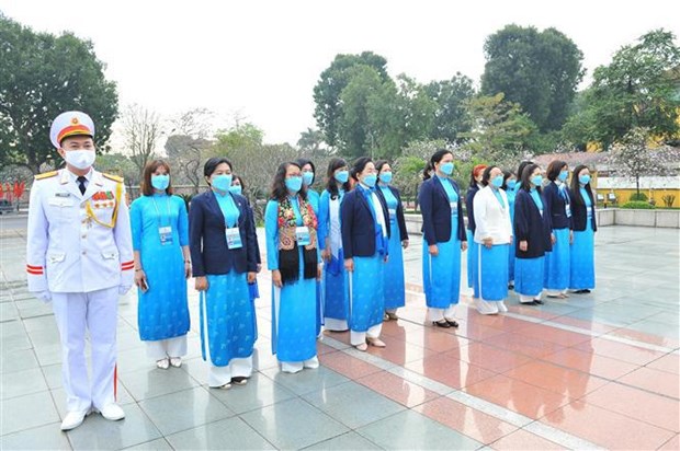 Делегаты Конгресса женщин почтили память президента Хо Ши Мина hinh anh 2