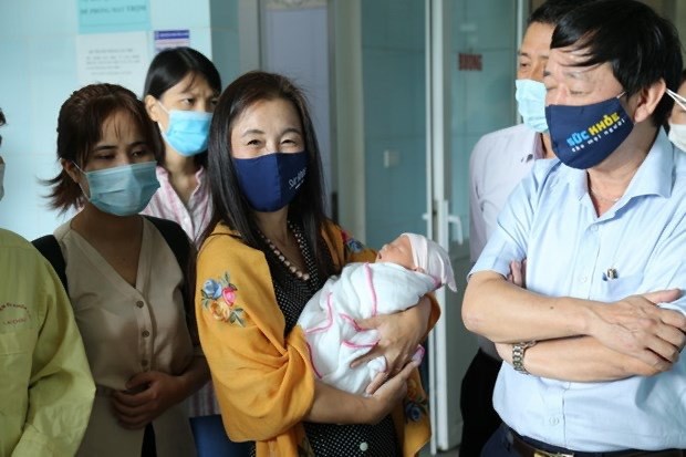 ЮНФПА высоко оценивает усилия Вьетнама по улучшению репродуктивного здоровья hinh anh 2
