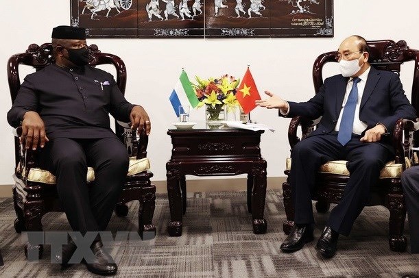 Президент Сьерра-Леоне с супругои начали официальныи визит во Вьетнам hinh anh 1