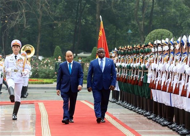Президент Вьетнама Нгуен Суан Фук провел переговоры с президентом Республики Сьерра-Леоне hinh anh 1