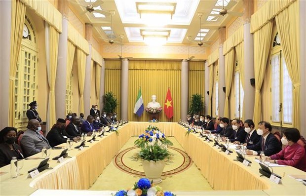 Президент Вьетнама Нгуен Суан Фук провел переговоры с президентом Республики Сьерра-Леоне hinh anh 2