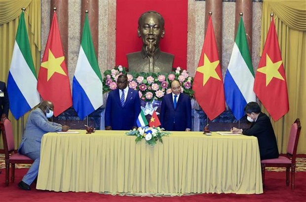 Президент Вьетнама Нгуен Суан Фук провел переговоры с президентом Республики Сьерра-Леоне hinh anh 3