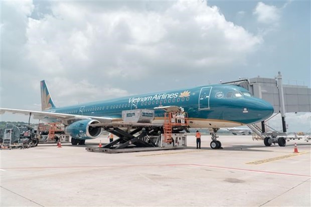 Самолетом Vietnam Airlines прилетили первые иностранные туристы после того, как Вьетнам полностью открыл границу hinh anh 1