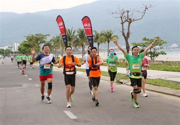 Вьетнамские бегуны выиграли международныи марафон в Дананге hinh anh 1
