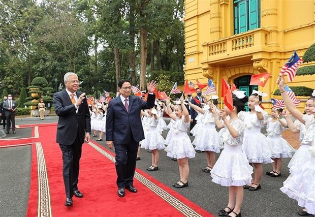 Церемония встречи премьер-министра Малаизии hinh anh 2