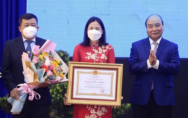 Президент Нгуен Суан Фук наградил орденом Труда уезд Кучи города Хошимин hinh anh 1