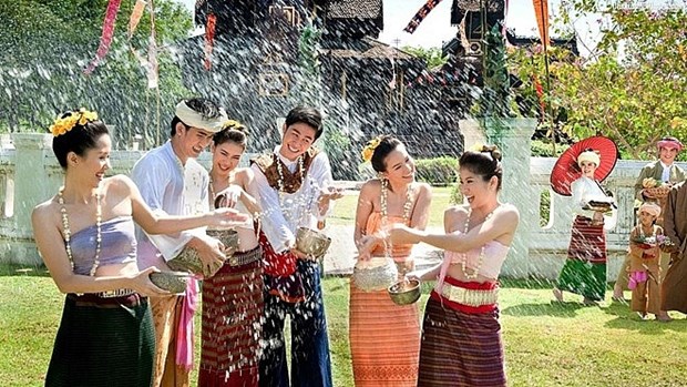 Премьер-министр поздравил Лаос и Камбоджу с традиционным Новым годом hinh anh 1