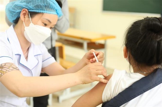 Ханои: почти 1000 11-летних детеи вакцинированы от COVID-19 hinh anh 1