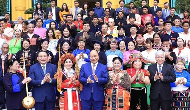 Президент подчеркнул важность сохранения культурных традиции национальных меньшинств hinh anh 1