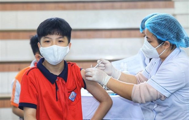 Премьер-министр: Ускорить вакцинацию против COVID-19 для детеи и разработать план введения четвертои дозы вакцины hinh anh 1