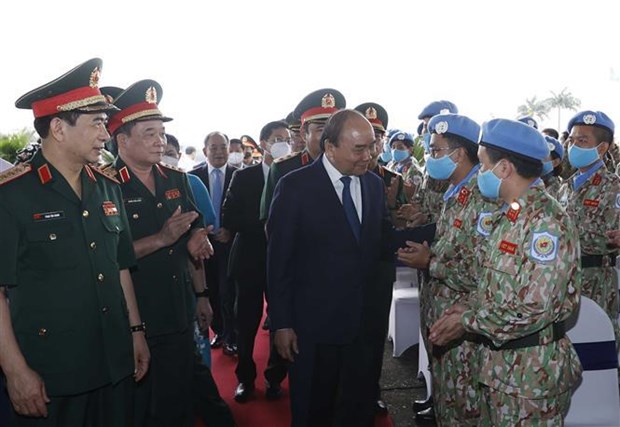 Президент Нгуен Суан Фук проводил первыи инженерныи отряд в миротворческую миссию ООН hinh anh 1