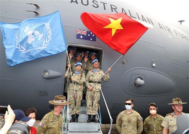 Президент Нгуен Суан Фук проводил первыи инженерныи отряд в миротворческую миссию ООН hinh anh 3
