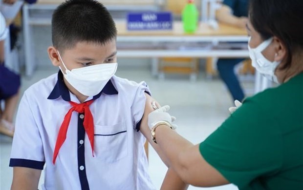 Детям в возрасте от 5 до 12 лет ввели более 1 млн. доз вакцины против COVID-19 hinh anh 1