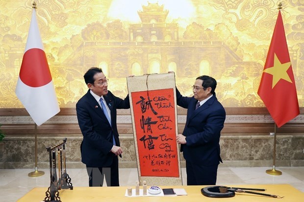 Визит премьер-министра Японии во Вьетнам: искренность, привязанность, доверие hinh anh 1