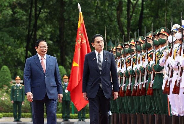 Премьер-министр Фам Минь Тьинь провел церемонию встречи японского коллеги hinh anh 1