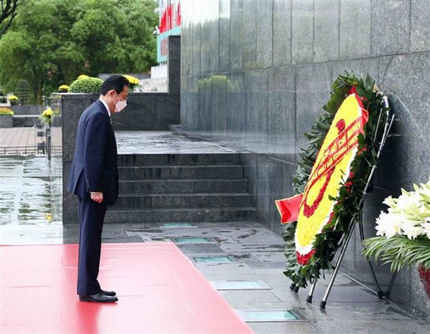 Премьер-министр Японии успешно завершил визит во Вьетнам hinh anh 1