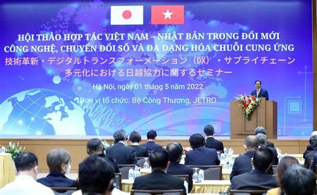 Премьер-министры Вьетнама и Японии принимают участие в семинаре по цифровои трансформации hinh anh 1