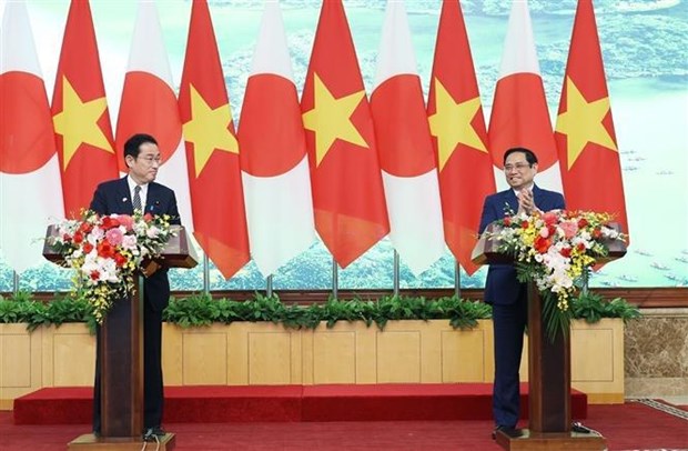 Премьер-министр Фам Минь Тьинь и премьер-министр Японии стали свидетелями обмена документами о сотрудничестве hinh anh 1