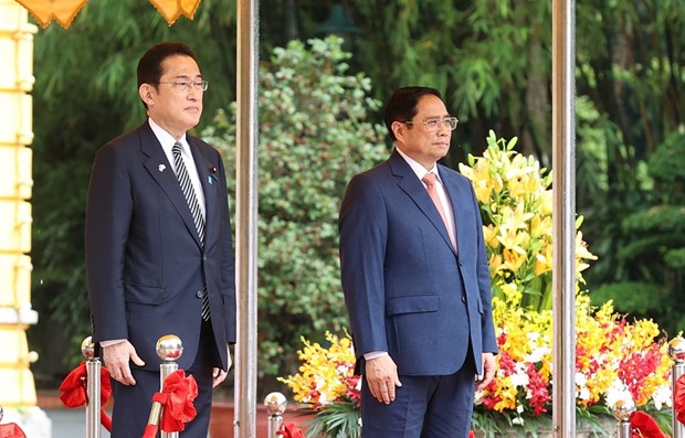 Премьер-министр Фам Минь Тьинь провел церемонию встречи японского коллеги hinh anh 2