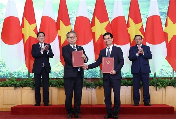 Премьер-министр Фам Минь Тьинь и премьер-министр Японии стали свидетелями обмена документами о сотрудничестве hinh anh 2