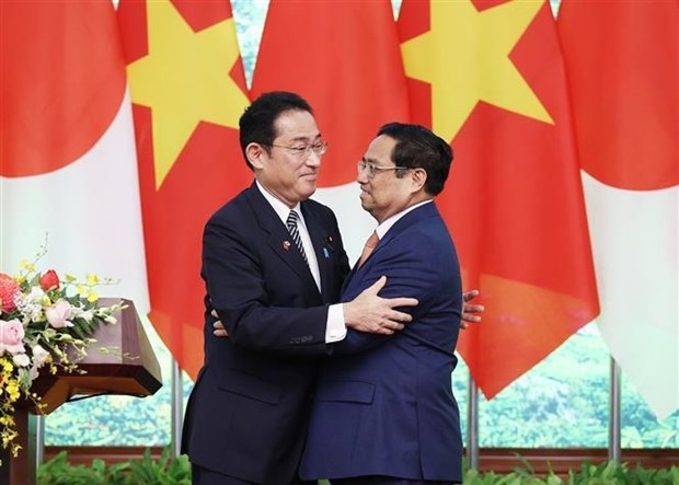 Премьер-министр Японии успешно завершил визит во Вьетнам hinh anh 2