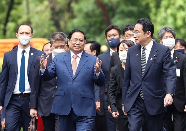 Премьер-министр Фам Минь Тьинь провел церемонию встречи японского коллеги hinh anh 3