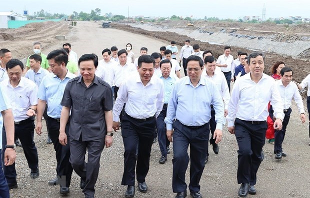 Премьер-министр посетил и проверил социально-экономические объекты в провинции Таибинь hinh anh 1